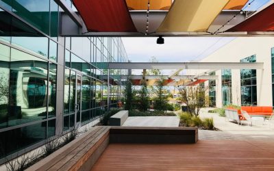 Comment couvrir une pergola pour se protéger de la pluie et du soleil ?